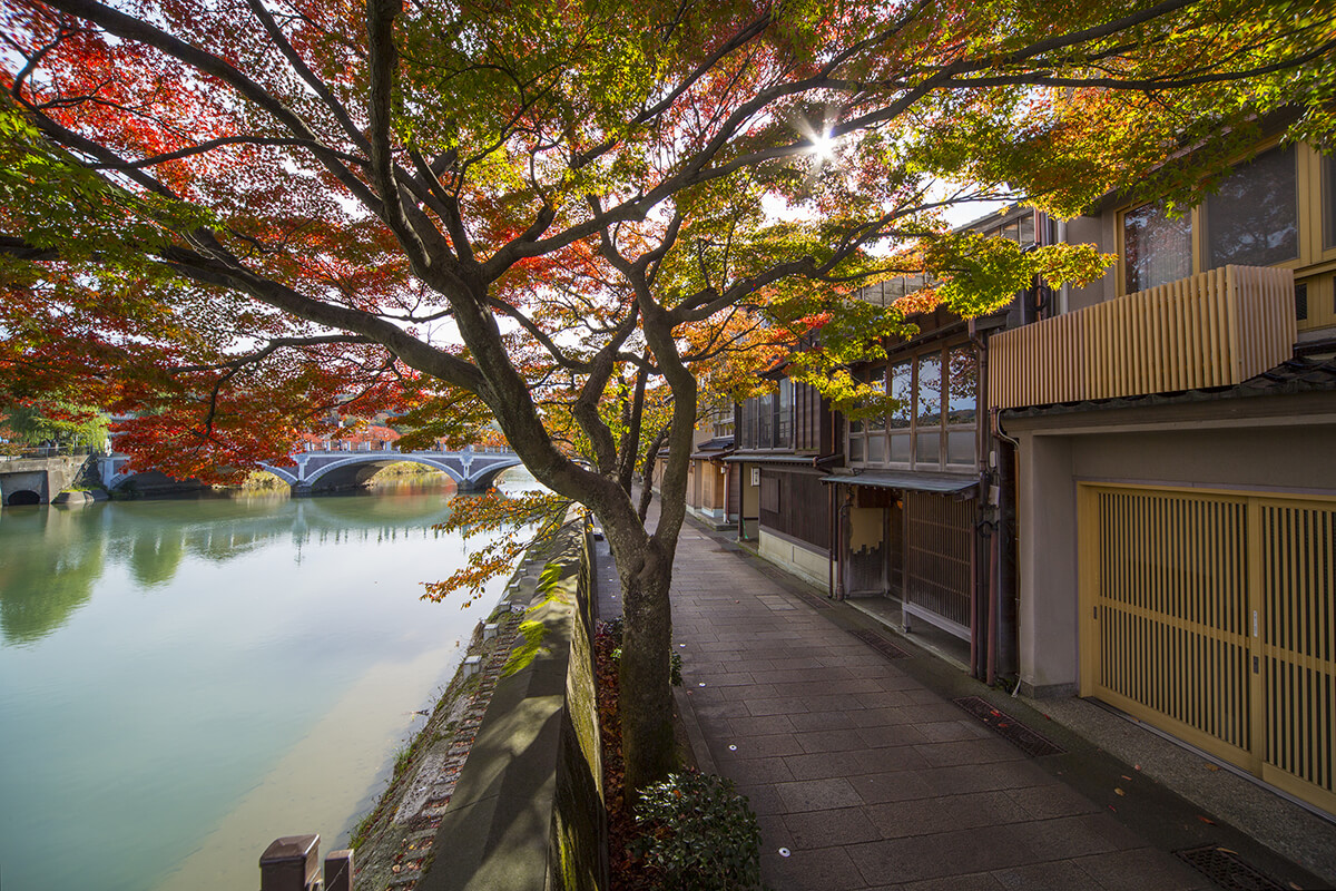 紅葉に染まる秋の旅行におすすめの町家