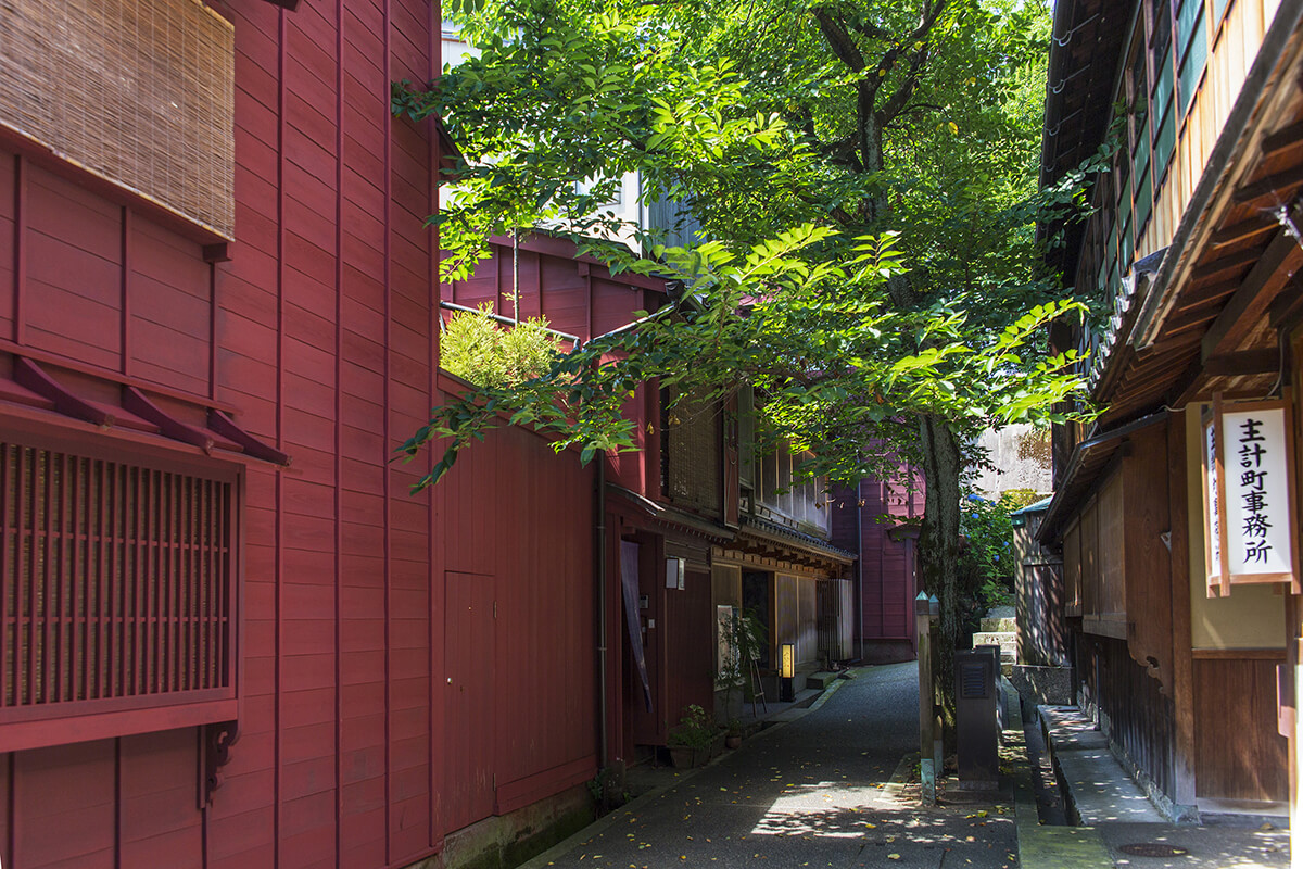 空晴れ渡る夏の旅行におすすめの町家