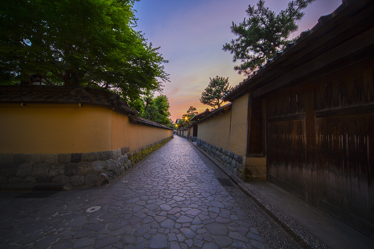 空晴れ渡る夏の旅行におすすめの町家